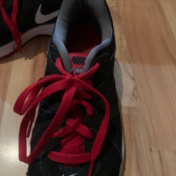 Nike Revolution 2 Size 8 Red and Black - Picture 2 of 3